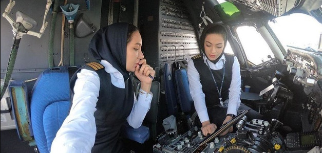 خلبان زن نشاط جهانداری هواپیمای زاگرس
